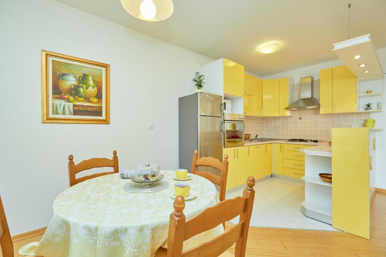Apartments Zelic Tucepi Bilik gambar