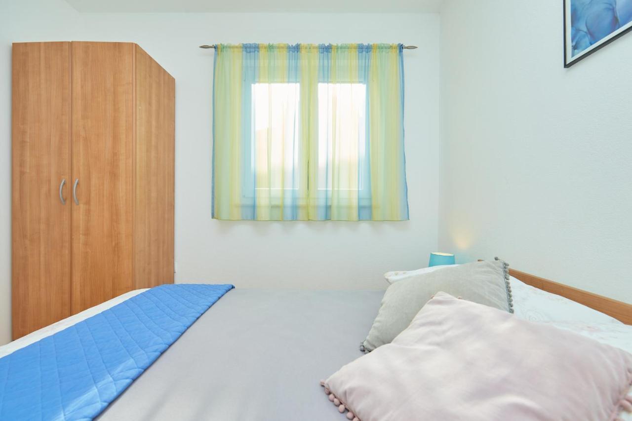 Apartments Zelic Tucepi Bilik gambar
