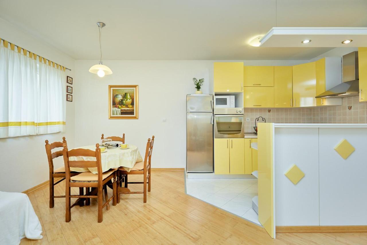 Apartments Zelic Tucepi Bilik gambar